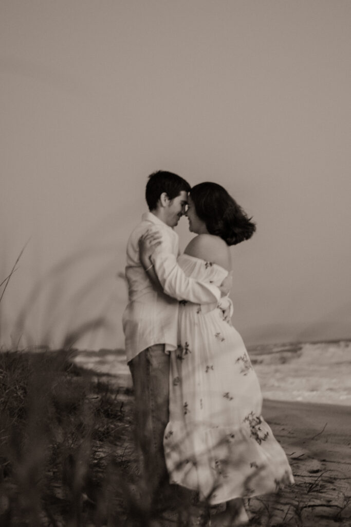 Couple elopes on the beach in Hawai'i